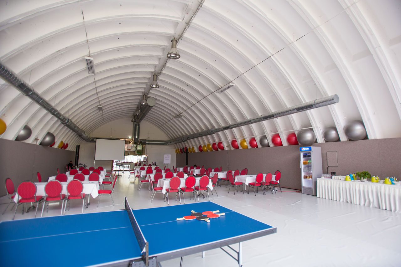 Freizeitcenter mit Tischtennisplatte, Basketballkorb und bunten Gymnastikbällen.