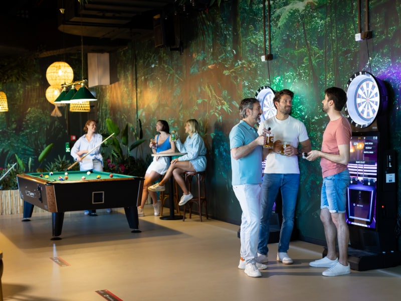 Teamkollegen beim Billard und Darts spielen