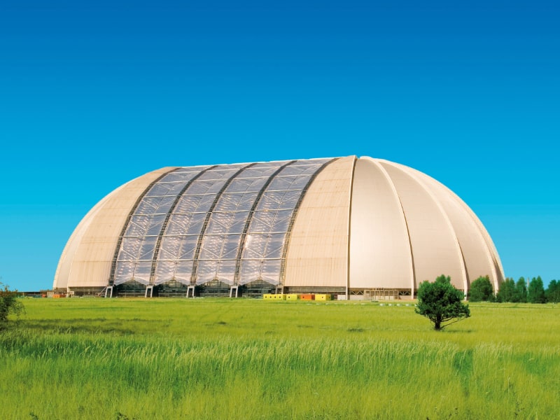 Die Tropical Islands Halle aus der Entfernung