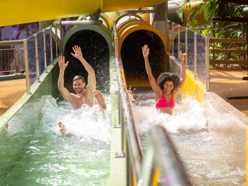 Pärchen rutscht die Doubleracer-Rutsche im Tropical Islands