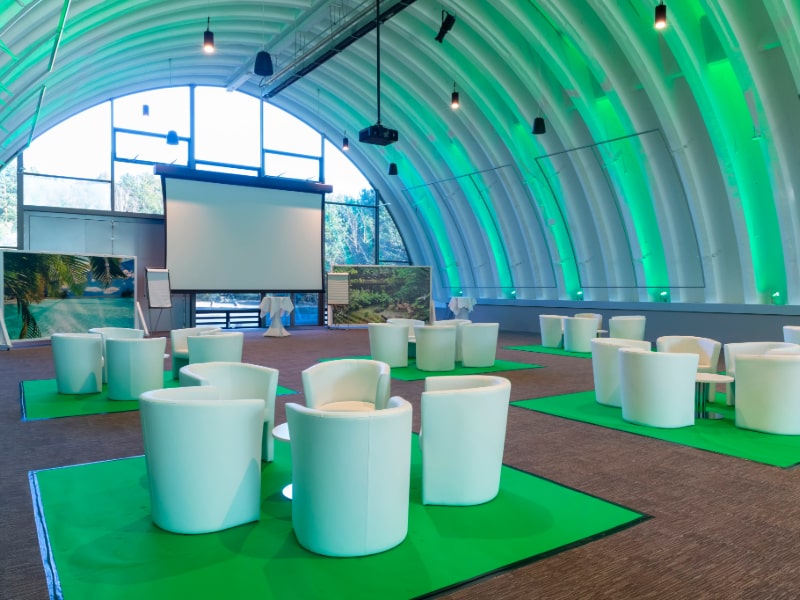 Stimmungsvoll beleuchtetes Congress Centre im Tropical Islands