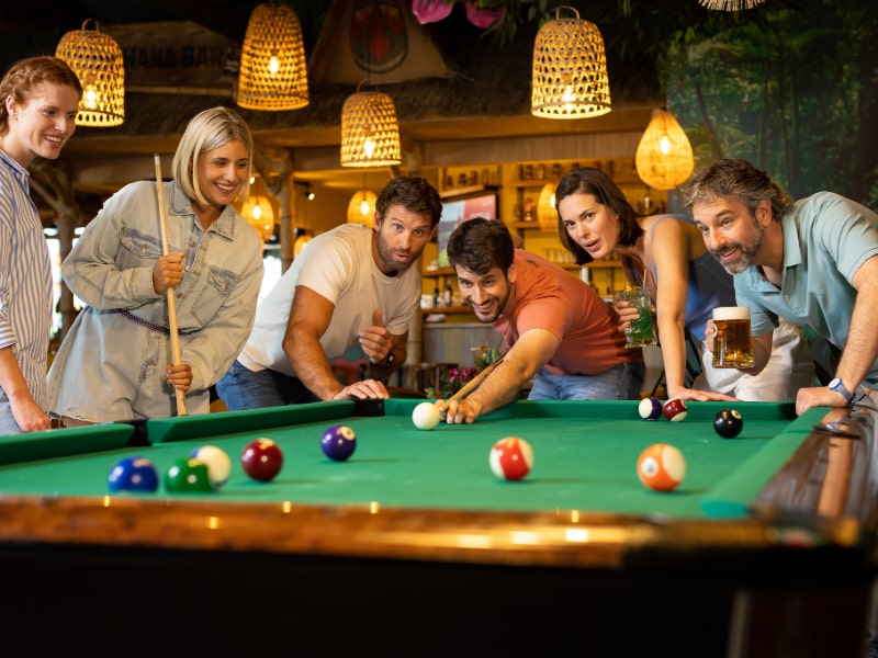 Gruppe spielt Billard in Tropical Islands OHANA Town