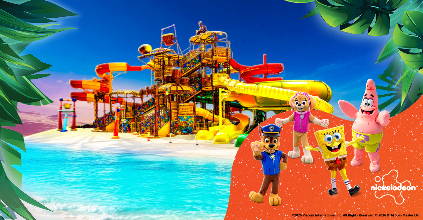 SpongeBob, Patrick, Chase & Skye stehen im Vordergrund, im Hintergrund befinden sich die Rutschen des Jungle Splash vom Tropical Islands.