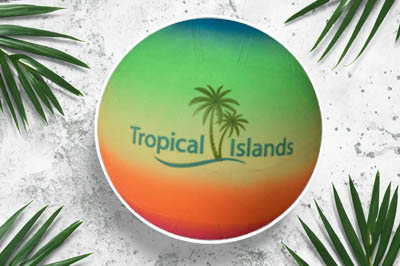 Tropical Islands Rainbow-Ball mit Palmenblätter