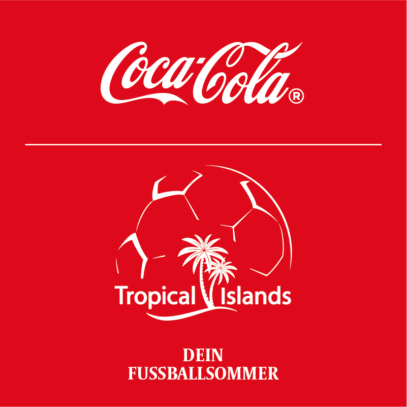 Rotes Werbebild mit weißem Coca‑Cola‑Logo im oberen Bereich. Darunter eine dünne horizontale Linie. Im unteren Bereich stilisierte weiße Grafik eines Fußballs mit zwei Palmen und dem Schriftzug „Tropical Islands“. Am unteren Rand steht in weißen Großbuchstaben: „DEIN FUSSBALLSOMMER"