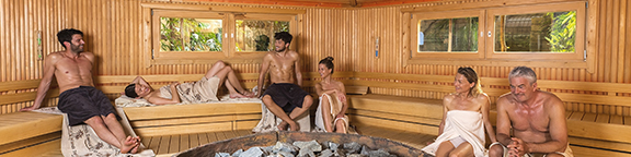 Männer und Frauen in der Sauna
