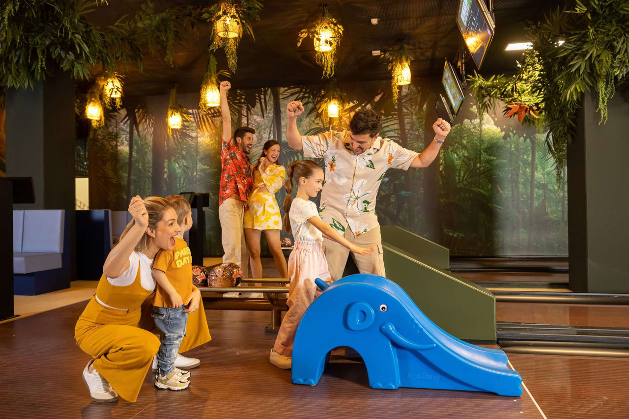 Familie beim Bowling in OHANA Town