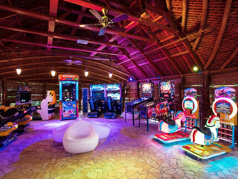 Bunt blinkende Spielautomaten in Treasure Island