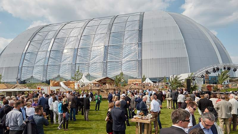 Blick auf den Dome vom AMAZONIA Außenbereich mit vielen Personen.