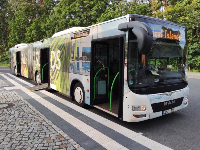 Tropical Islands Shuttlebus mit Rampe