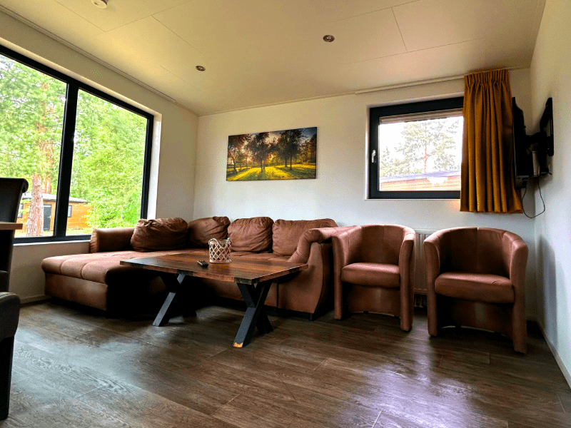 Wohnraum mit Sitzlandschaft im barrierefreien Ferienhaus