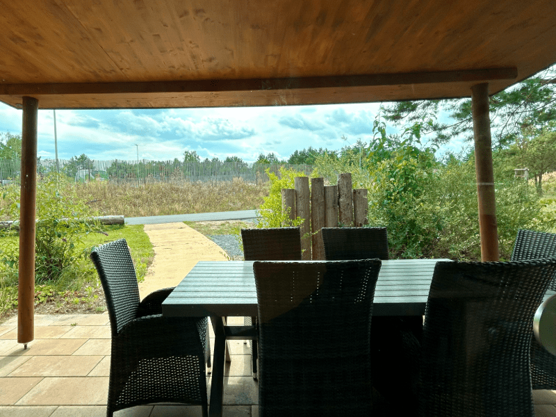 Terrasse vor barrierefreiem Ferienhaus
