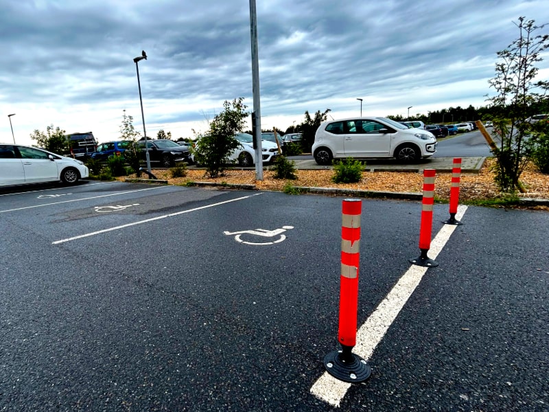 Behindertenparkplatz vor dem Haupteingang 