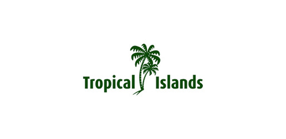 Logo von Tropical Islands mit zwei grünen Palmen und grüner Schrift.