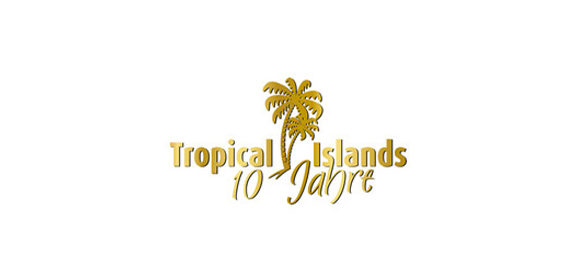 Jubiläumslogo mit zwei Palmen und goldener Aufschrift „Tropical Islands 10 Jahre“.