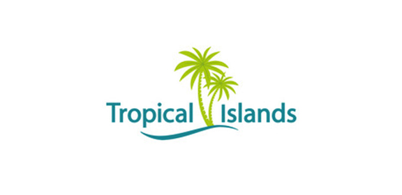 Logo von Tropical Islands mit zwei grünen Palmen und blauer Schrift auf einer Wellenlinie.