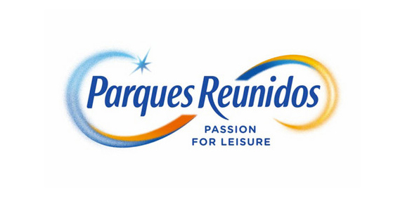 Logo von Parques Reunidos mit einem blauen und orangefarbenen Unendlichkeitssymbol und dem Slogan „Passion for Leisure“.