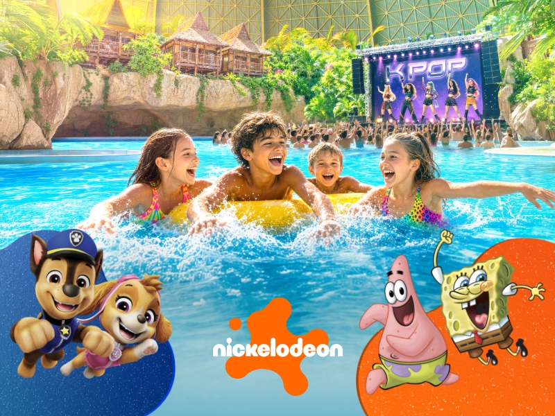 Vier Kinder spielen in einem Pool im Indoor-Wasserpark; im Hintergrund eine K‑Pop-Bühne und Nickelodeon-Figuren.