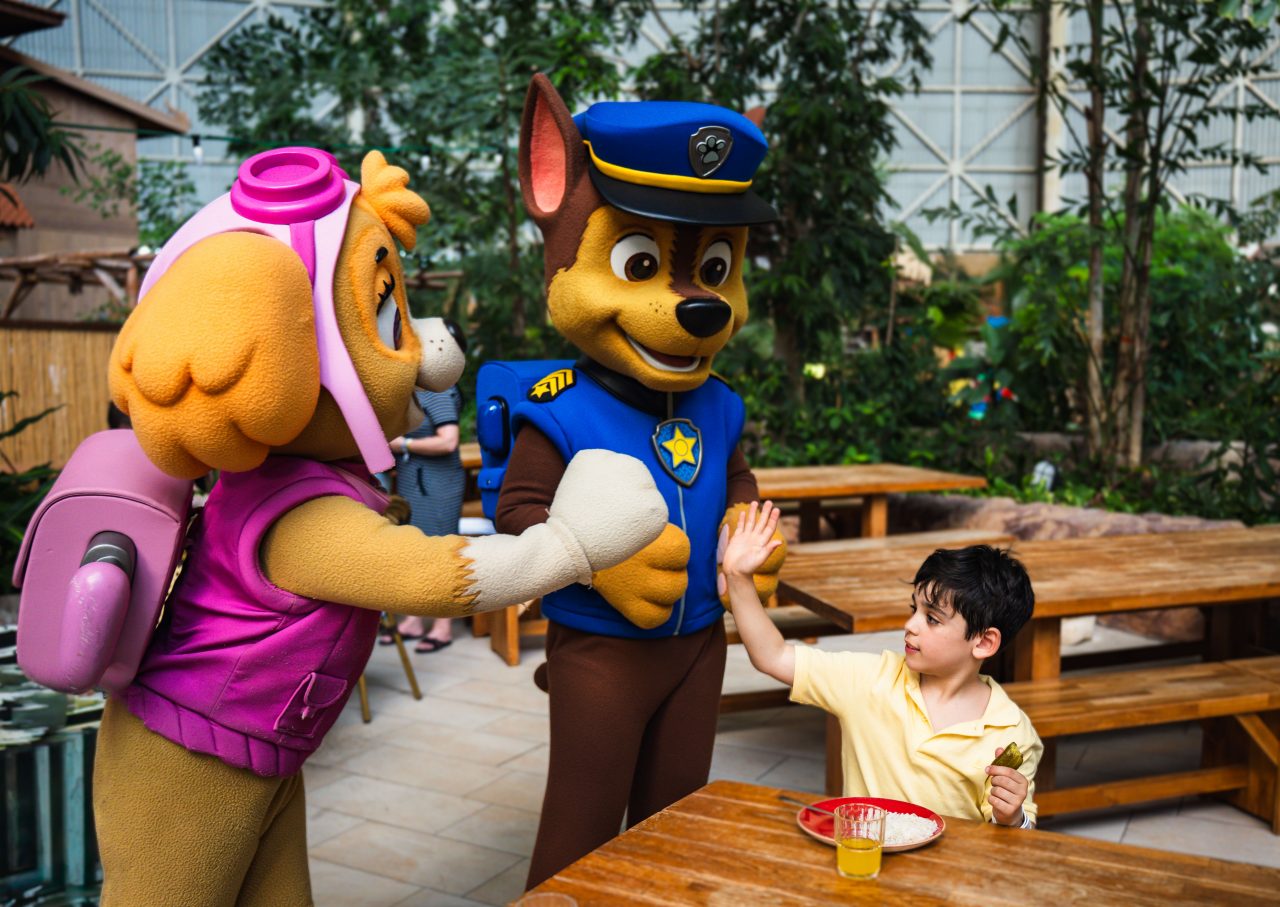 Dinner with Nickelodeon friends Skye and Chase and a kid, who gives a high five, at the Sawadee.