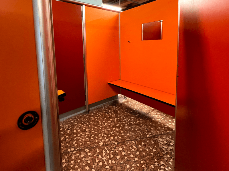 Extra-large changing room in orange color